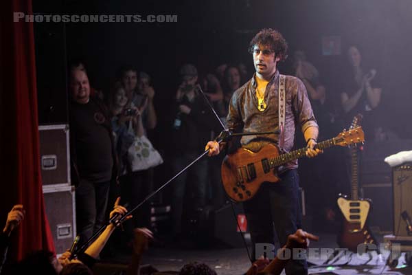 BLACK LIPS - 2009-11-06 - PARIS - La Cigale - Ian Brown